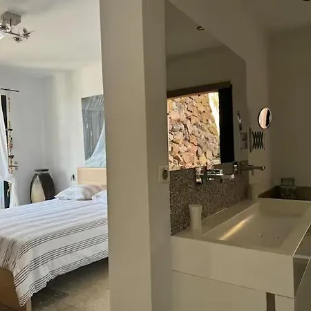 Read Profile Host Before Request - Sea View Villa